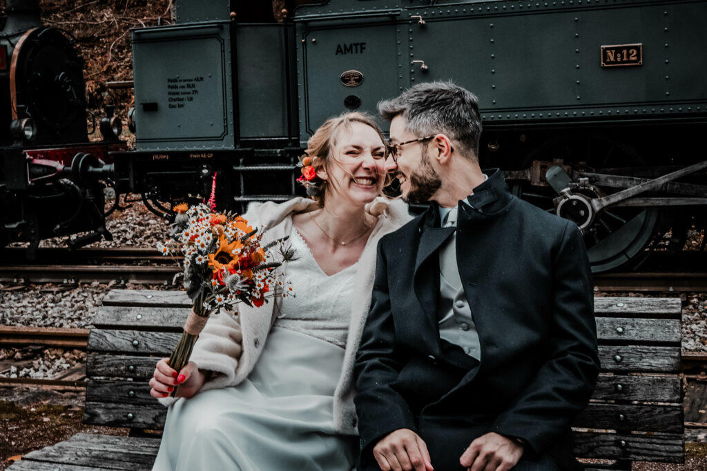 Mariage rock en Lorraine – Un moment complice et décalé devant une locomotive.